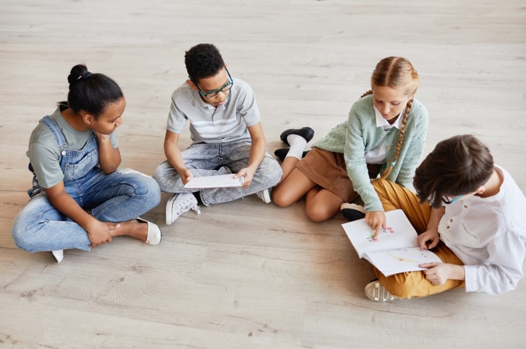 Foto di studenti seduti per terra