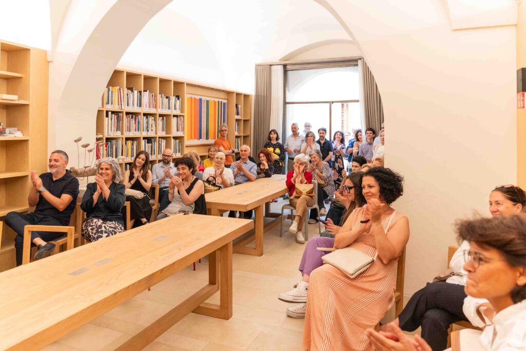 Foto di persone che partecipano agli incontri in Fondazione